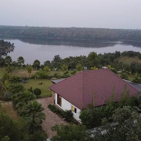 Stayvista'S Lakeside Whispers - Lake & Mountain-View Villa With Lawn & Indoor-Outdoor Games นาคปุระ ภายนอก รูปภาพ